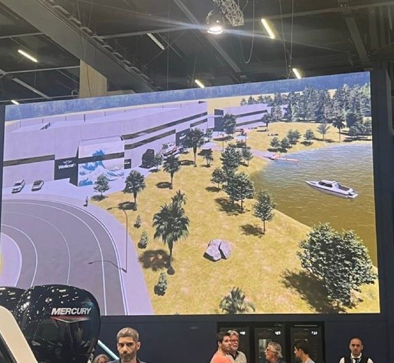 Painel de LED na parede de um estande em feira náutica: a tela fica acima da altura dos olhos para ser lida do corredor, não de dentro do estande. Acervo da Visual Loc.